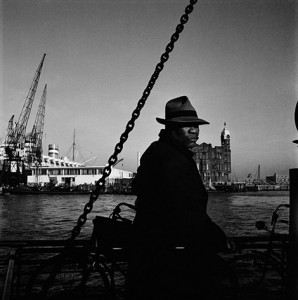 Cas-Oorthuys-Op-de-veerboot-heen-en-weer-1950-collectie-Nederlands-Fotomuseum